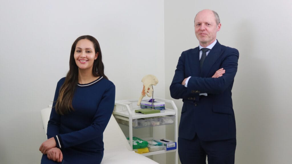 Professors Schilders and Johnson collaborating on a sports injury diagnosis using advanced imaging equipment.