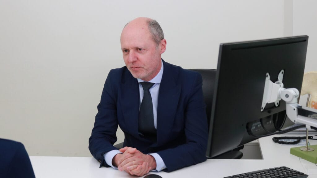 Professor Schilders explaining the treatment plan for a sports injury to a patient.